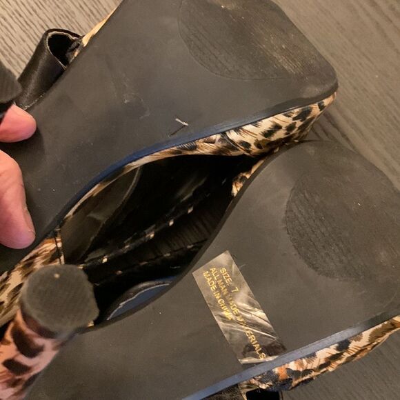 BKE Size 7 platform open toe strappy heels. Animal print - Picture 8 of 12